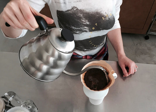 Die Wichtigkeit des Pour Over Brühvorgangs und wie er den Geschmack beeinflusst