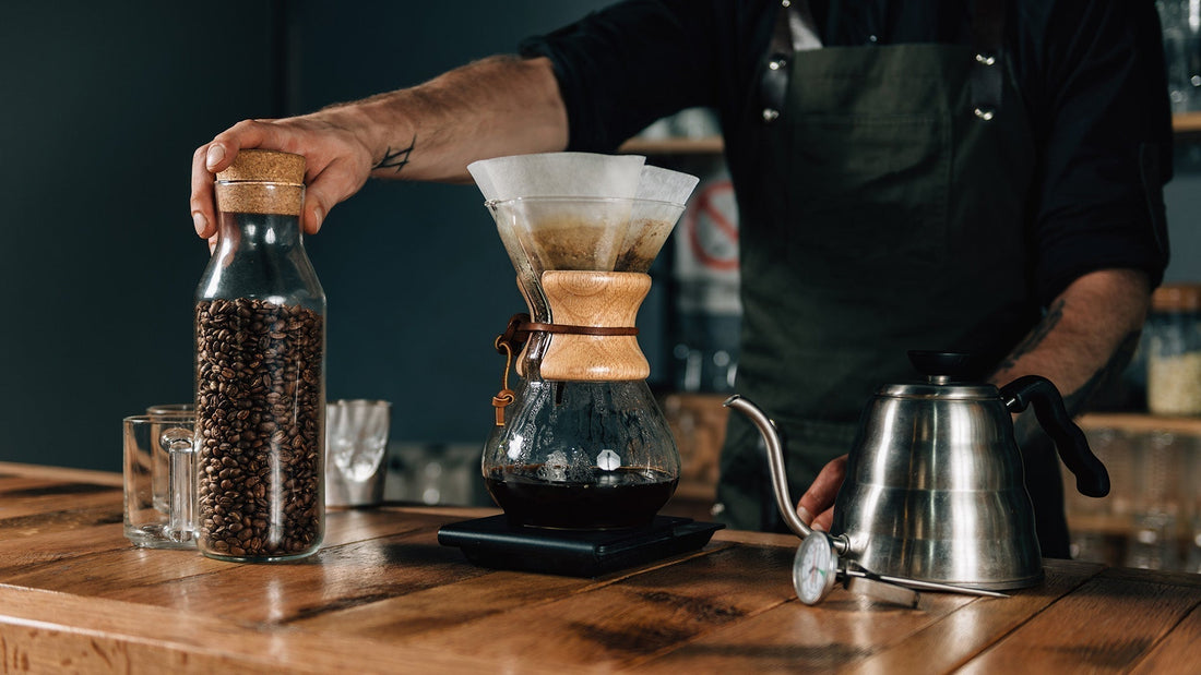 Pour Over vs. Chemex: Was sind die Hauptunterschiede? Ein detaillierter Vergleich der Pour-Over-Methode mit der Chemex, die als spezielle Pour-Over-Variante gilt.