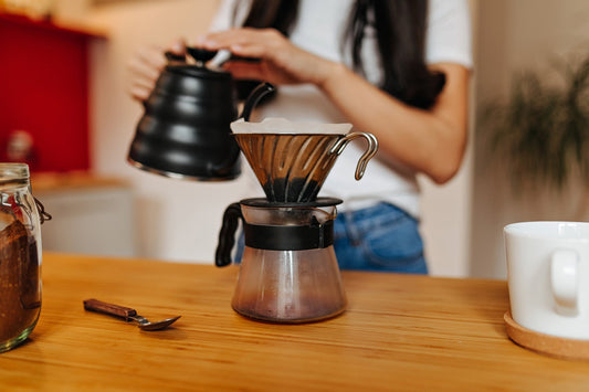 Pour Over vs. Filterkaffee: Ein Überblick über die Hauptunterschiede zwischen der klassischen Filterkaffeemaschine und der Pour-Over-Technik.