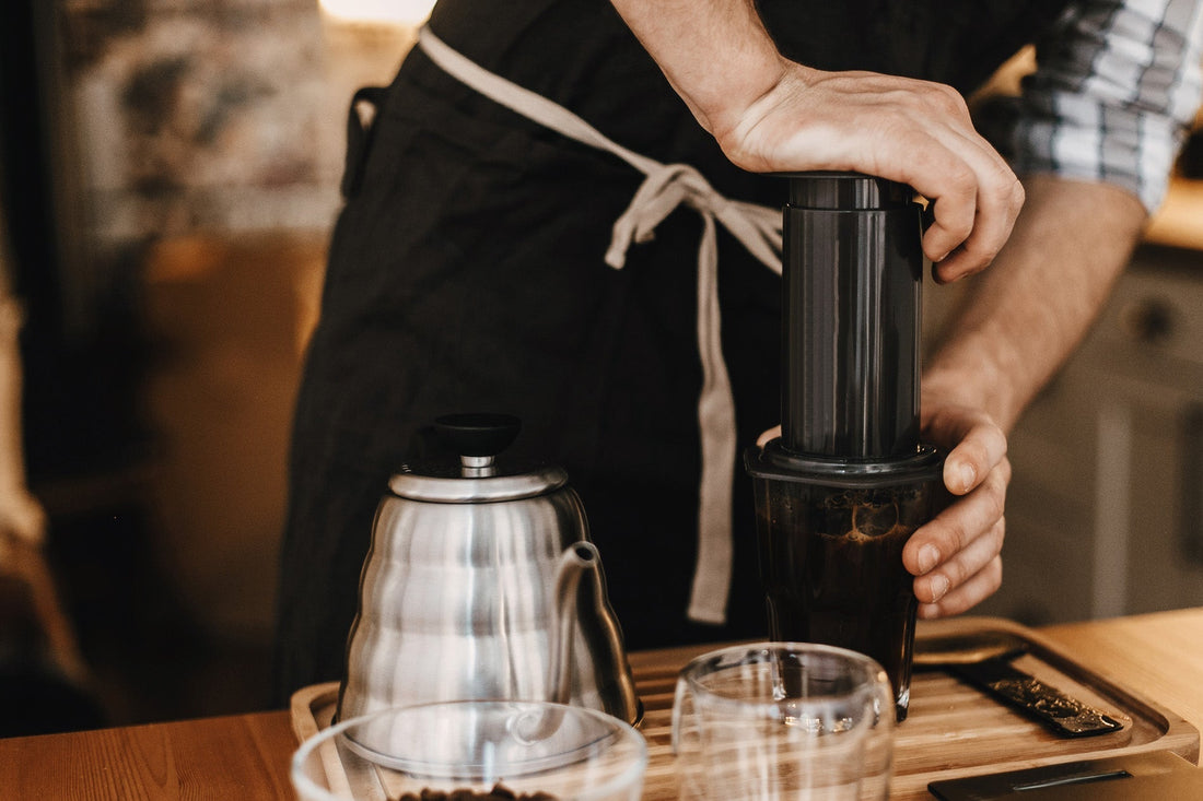 Pour Over vs. French Press: Was sind die Unterschiede? Ein Vergleich zwischen der Pour-Over-Methode und der French Press in Bezug auf Geschmack, Technik und Aufwand.