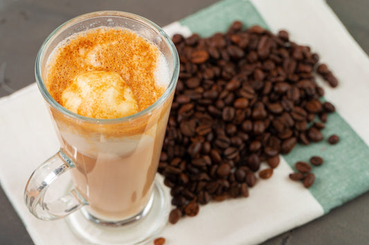 Affogato Espresso: Espresso mit einer Kugel Vanilleeis