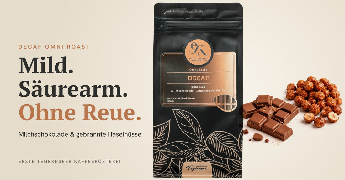 Entkoffeinierter DECAF Omni Roast der Ersten Tegernseer Kaffeerösterei: Kaffeepackung mit Milchschokolade und gebrannten Haselnüssen, Schriftzug "Mild. Säurearm. Ohne Reue."