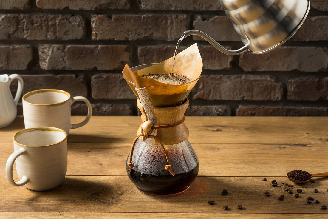Pour Over vs. Espresso: Unterschiede in Technik und Geschmack Vergleich zwischen der Pour-Over-Methode und Espresso hinsichtlich Zubereitung, Aufwand und Endprodukt.