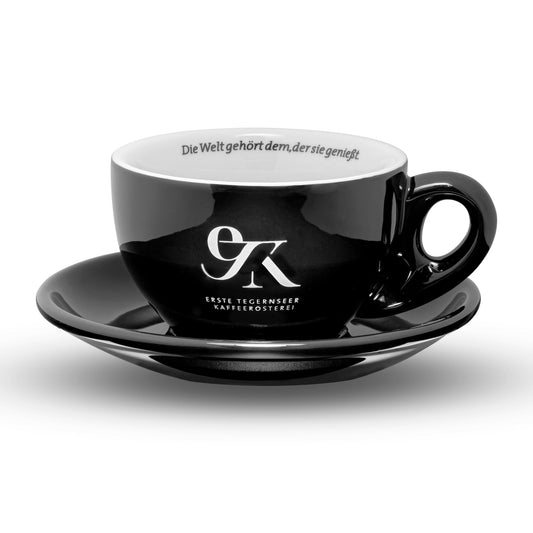 Dickwandige Caffé Latte Tasse in Schwarz mit 260ml Volumen, Untertasse, Logo der Ersten Tegernseer Kaffeerösterei und Innendruck-Spruch, original aus Italien