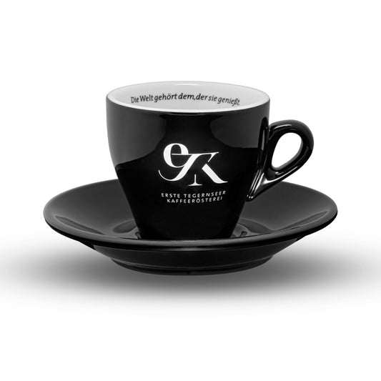 Klassische italienische Cappuccino Tasse in Schwarz mit 160ml Füllmenge, weißer Innenseite mit Spruch-Schriftzug und weißem Logo-Aufdruck der Ersten Tegernseer Kaffeerösterei