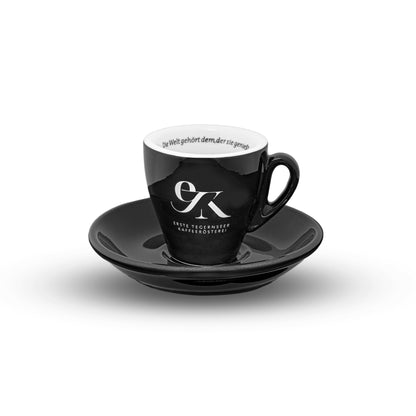 Kleine, dickwandige Espresso Tasse in Schwarz mit 65ml Inhalt, Unterteller, weißem Logo-Druck der Ersten Tegernseer Kaffeerösterei und Spruch im Tassenrand, hergestellt in Italien