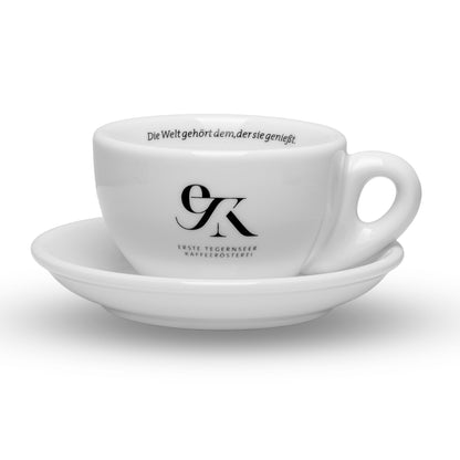 Italienische Caffé Latte Tasse in Weiß mit 260ml Fassungsvermögen, passender Untertasse, Logo-Aufdruck der Ersten Tegernseer Kaffeerösterei und Spruch im Innenrand
