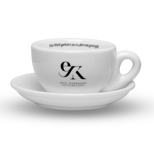 Italienische Caffé Latte Tasse in Weiß mit 260ml Fassungsvermögen, passender Untertasse, Logo-Aufdruck der Ersten Tegernseer Kaffeerösterei und Spruch im Innenrand